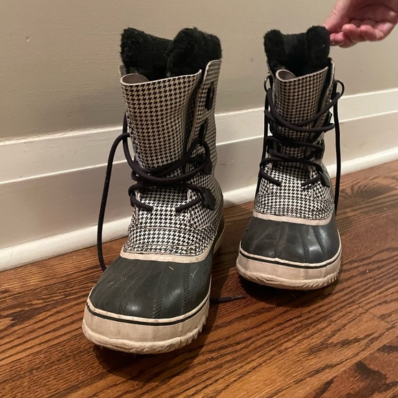 Sorel Tivoli waterproof winter boot with black and white houndstooth pattern - Picture 2 of 6